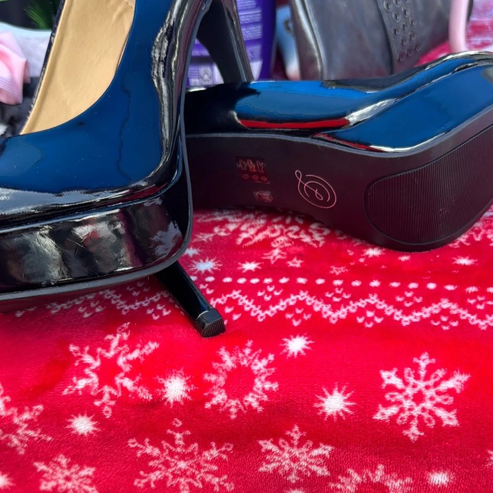 Chinese Laundry Black High Heeled Pumps - Picture 5 of 7
